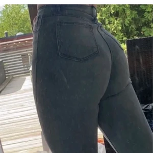 Jeans - Snygga jeans från prettylittlething som bärs av Filippa Fransson på de två sista bilderna. Den första bilden är min egen. De är storlek 40 men pga stretch kan de passa mellan 38-40. De är i väldigt bra skicka men används tyvärr inte längre. Väldigt stretchiga och formar sig snyggt!