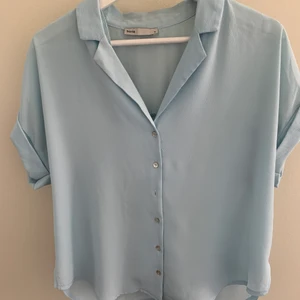Blå/turkos T-shirt/skjorta - Skjorta i T-shirt-modell från batik. Lite oversized på mig som har S/XS men funkar bra ändå! Frakt ingår ej men kan diskuteras, och kan annars mötas upp i Stockholmsområdet!