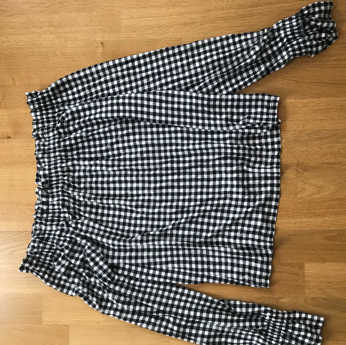 Svartvit off shoulder tröja! - 90