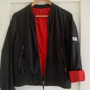 CLWR Dubbelsidig Svart/Röd Jacka, Small  - Säljer min CLWR jacka då den inte kommer till användning, endast använd två gånger så nästan som ny! Jackan går att använda på båda sidorna, storlek small. Tunn jacka, perfekt till våren/ sommarn. Publicerad på Tise med, så först till kvarn 🖤❤️