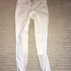 Ridbyxor  - Et par snygga ridbyxor i stl 34, dom är i väldigt bra skick och använda få gånger. Säljer för dom ej kommer till användning. Säljaren står för frakten (frakt 82)💕