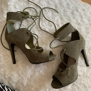 Gröna klackar från nelly strl 36/37 - Använd en två gånger, jättefint skick