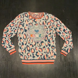 Kenzo tröja - Säljer denna fina kenzotröja, nyskick! Den är i stl 14 i barn men den är större än en M i vuxen!🦋