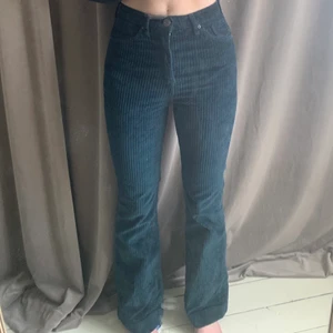 Bootcut Manchester byxor - FÖRST TILL KVARN. Säljer mina Bootcut Manchester byxor i en härlig mörkgrön/blå färg som inte kommer till andvändning lika mycket längre. Superfint skick men har en liten defekt baktill ovanför ena fickan, synns inte när de sitter på men skriv privat så skickar jag bilder💕(jag är 167)