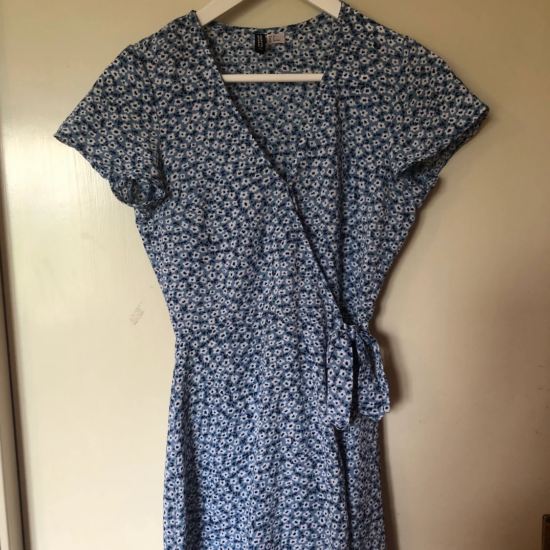 Blåblommig klänning