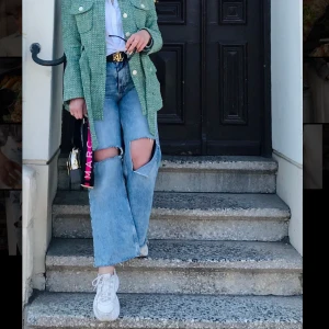 Ripped jeans  - Säljer mina bästa jeans från Never Denim köpte på BikBok. Superpopulära jeans, sparsamt använda och sitter som en smäck! Storlek 30. Jag är 170cm. Köpta förra sommaren för 599kr. Finns i Stockholm.