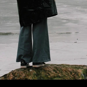 Grå vida byxor från 70-talet - Grå vida byxor från 70-talet jag fått av min mormor. Gjorda av polyester och i fint skick. Säljer då de inte kommer till användning. ❤️ frakt ingår inte 