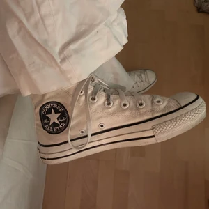 Converse  - Vita höga converse🤍🦕💫 Storlek 36 men skulle snarare säga att de sitter som 37⭐️ Kan mötas upp i Stockholm eller frakta för 66 kr😁