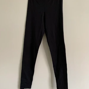Svarta träningstights  - Svarta träningstights från ”geppetto” står ingen storlek i men tror att de är 164 ungefär. Använda men inga defekter. För mer bilder eller information konstanta mig gärna