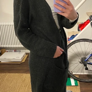 kofta - lång grå stickad kofta 