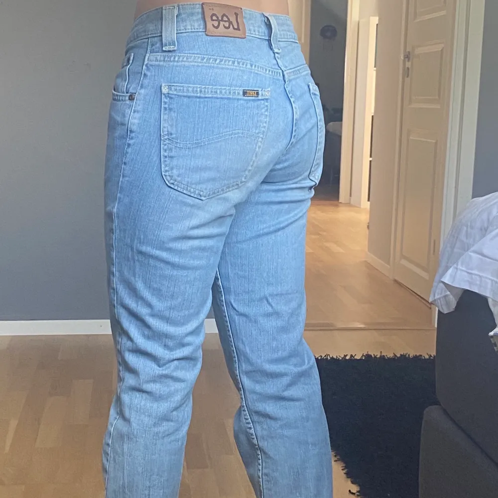 Ljusblåa vintage jeans från Lee i storlek W31L30 men små i storleken (Hör av dig privat för mått)! Bra skick, frakt tillkommer🤍🤍  KÖP DIREKT = 600kr + frakt!. Jeans & Byxor.
