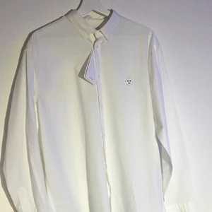 The truth oanvänd vit skjorta  - För liten för mig o är helt oanvänd, lapp med tag från köp kvar. Storlek medium. 