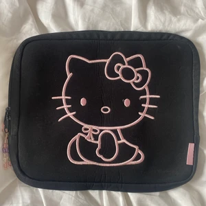 Hello Kitty datorfodral - Aaaasgullig hello kitty datorfodral med måtten 35X30cm som säljs pga för stor för min dator. Bra skick. Kan mötas upp i Gbg annars betalar köpare frakt!💕