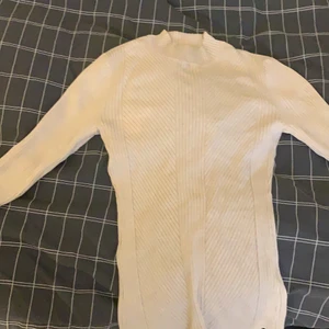 Ribbad tröja - Ljus brun ribbad tröja med hög krage