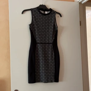 Klänning  - Den är aldrig använda 