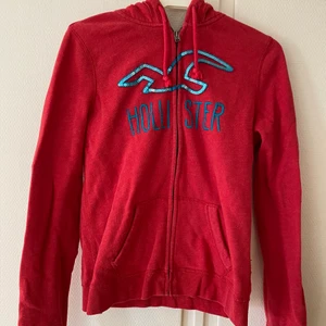 Hoodie från Hollister - Röd Hoodie från hollister. Knappt använd. 