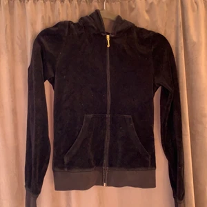 Old school juicy couture zip up💓 - Tröja ifrån juicy couture köpt 2014 i new york. Så en äldre kollektion som inte går att få tag i längre. Svart & väl använd. Storlekarna var mindre hos dom då än vad det var idag så passar xsmall-small. Köparen står för frakt💓