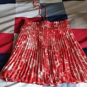 Säljer min söt,sexig summer kjol som jag bara provar.i mycket bra skick och passar xs- m eftersom den stretcher och gätte guling till summer. Finns fler bilder och bud I kommenterna 