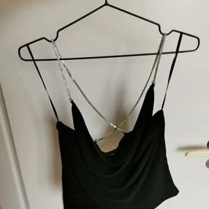 Ginatricot - Använd ett flertal gånger. Är ett kors i ryggen, bandena går att ta av. Kan skicka bild om man vill se hur de siter på