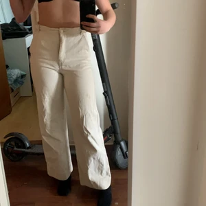 Jätte fina vita Jeans  - Jätte fina vita jeans, raka i benen och väldigt bra passform över rumpan/ben 