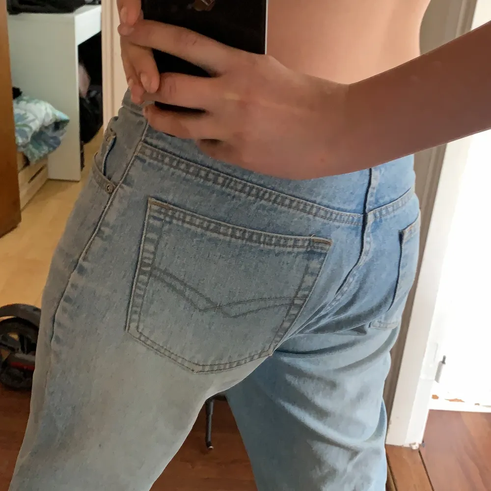 Ett par jätte fina lågmidjade baggie jeans med jätte fina detaljer på fickorna så här sitter dom på mig som är 162/163. Jeans & Byxor.