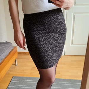 Grey mini skirt with print - Mini skirt from Cubus. Goes great with any shoes 👟🥿👠👢Nice, stretchy material. Size S, waist 35 cm, total length 40 cm.