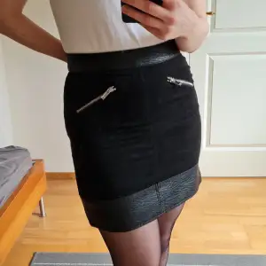 Black mini skirt from H&M. Zipper and button fastening in the back. I used it only 2-3 times so it looks like new! 🥰 Waist 34 cm, hips 45 cm, length 41 cm.