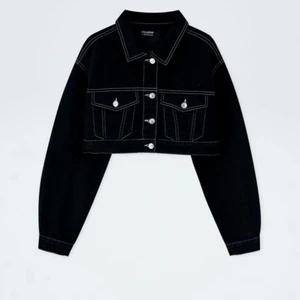 cropped svart jacka  - En så fin svart cropped jacka från pull and bear💞