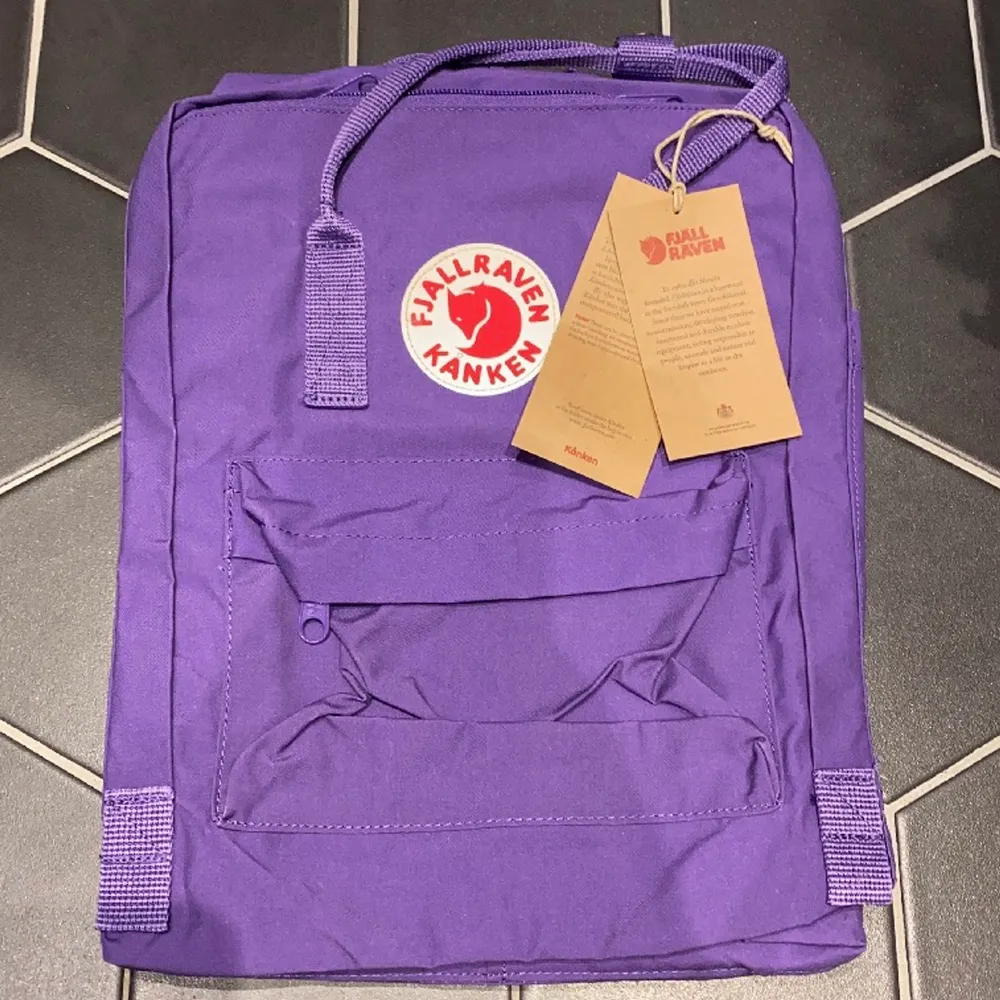Säljer min helt oanvända fjällräven kånken väska med lappen kvar på, i sin plastförpackning då den inte kommit till användning av mig. Den är i färgen 580 Purple. . Väskor.