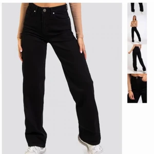 Jeans med slits  - Säljer dessa jättefina raka jeans med slits från boohoo, 150kr + frakt. Bilden är lånad 💕 Storlek 36, kom privat för egna bilder 💕