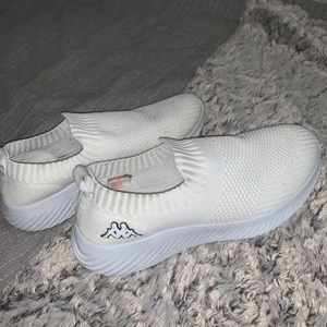 Kappa skor - Säljer dessa nyköpta, äkta kappa skor som är helt oanvända! Storlek 37 men passar dessutom 38. Nypris: 300kr.