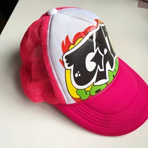 Y2k keps - Vintage y2k vibe fuchsia keps i bra skick med text:CAT.💗 Det finns lite fläck som syns på bild 1 men det är ingenting  man lägger märke till, kepsen är justerbar. + frakt 24 kr