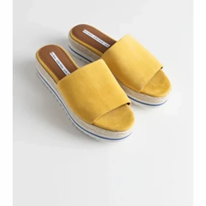 Skor från & other stories, st. 38. - Sååå fina sommarskor med platå från & other stories. Använda en gång pga för små. Inköpta för 790 kr. Budgivning från 200kr. 