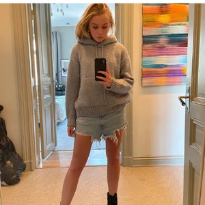 Stickad HOODIE - (LÄGGER UT IGEN) Ljusblå stickad hoodie från zara. Köparen står för frakt. Hör av er för fler bilder eller frågor. Använd ca 5 gånger. Budgivning aktiveras ifall många intresserade. Bud just nu: 230. Köp direkt 350 exklusive frakt.