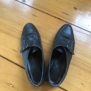 Svarta finskor - Svarta lack/finskor av läder. Har fått dem av min mormor, men har tyvärr knappt använt dem då de är lite för små för mig. Jättesöta sommarskor i så fint skick🥰 frakt ingår inte