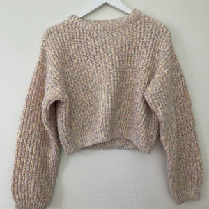 Färgglad stickad tröja  - En färgglad stickad tröja från H&M 