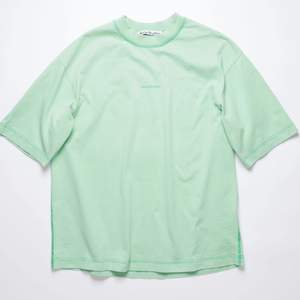 Söker denna gröna acne t-shirt, kan även bytas mot en rosa acne hoodie. 