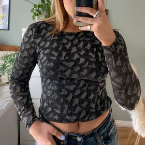 Glittrig mesh topp - En skitfin fest-topp i mesh men leopard liknande mönster.