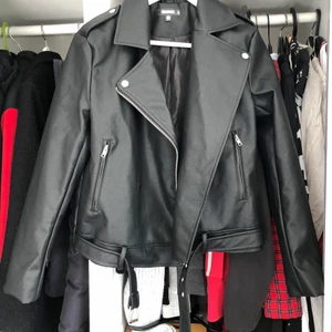 Boxy biker jacket  - Helt ny supersnygg skinnjacka från missguided, som är för liten och det är försent för att skicka tillbaka! 