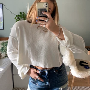 Stickad tröja - Vit/beige tröja från zara. Köptes för 299kr och är välandvänd. 