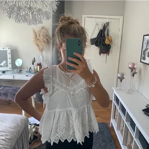 Vit sommartopp  - Säljer denna supersöta topp från zara, skicket är jättebra då den endast är använd en gång❤️kan både frakta och mötas, storleken är medium men passar också xs och s