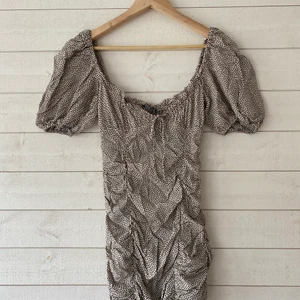 Klänning från Zara, strM/S - Super söt klänning från Zara i str M men skulle säga att den passa S eller XS bättre. Går att ha med axlar eller offshoulder, endast använda en gång så är som i nyskick🤍