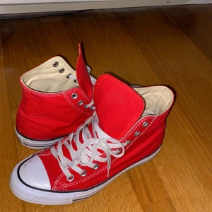 converse All star Hi - säljer mina nästan nya converse! Strl 41, men är väldigt stora i storlek. Knappt använda Max 7 gånger. Säljer pga tycker inte de passar mig så bra tyvärr. Har kartong osv! Skicka dm om ni undrar något<3 köpte för 800! Köparen står för frakt