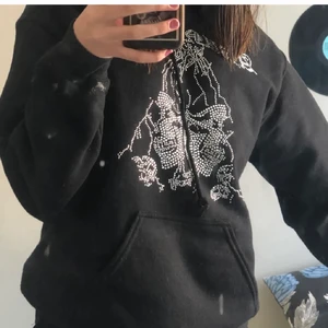 Abundant rhinestone hoodie - (Det är spegeln som e smutsig) Världens finaste Rhinestones hoodie jag köpte från märket abundant på instagram för typ 650kr. Lite nopprig. När jag köpte den släpptes det endast 20 st, vet inte om de har haft flera dropp men annars är den limited edition. Bra skick!! Någon rhinestone kan ha lossnat men inget som märks. Buda