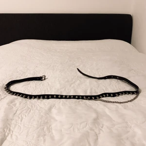 Nitbälte med kedja  - Nitbälte med kedja, Str: 117cm, Modell: Unisex, Skick: fint skick, Pris: 150kr  Kolla gärna in mina andra inlägg, Vid intresse av fler varor så fixar jag ett bra paketpris!