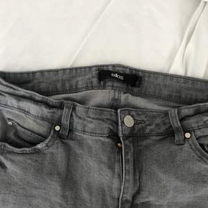 Fina gråa jeans som är lite rakare i modellen🤩 slitningar i båda knäna💛