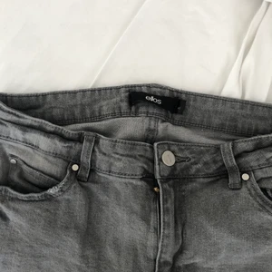 Gråa jeans ifrån Asos⌛️ - Fina gråa jeans som är lite rakare i modellen🤩 slitningar i båda knäna💛