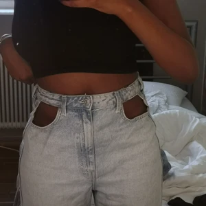 Byxor från weekday  - Jätte coola byxor från weekday 😍tyvärr aldrig  använda. Storlek 31 men passar mig som i vanliga fall är en 38. Frakt ingår ej 