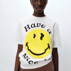 Säljer denna super trendiga och snygga smiley t-shirt från zara. Använd endast en gång. T-shirten är i storlek s men den är lite baggy så skulle säga att den även passar m. Säljer för 200kr+ frakt. Om många är intresserade kan priset variera💖💖💖