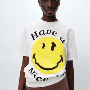 Smiley t-shirt  - Säljer denna super trendiga och snygga smiley t-shirt från zara. Använd endast en gång. T-shirten är i storlek s men den är lite baggy så skulle säga att den även passar m. Säljer för 200kr+ frakt. Om många är intresserade kan priset variera💖💖💖